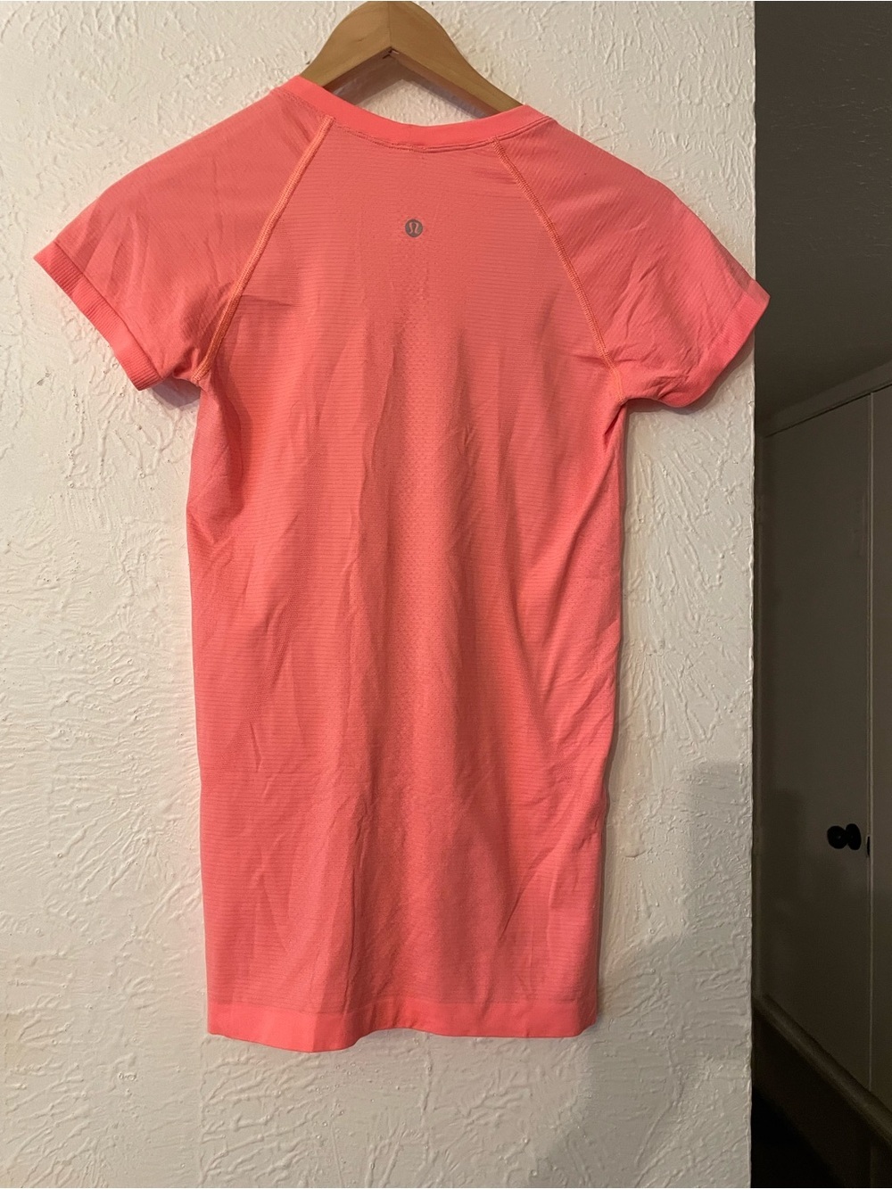 lululemon Swiftly Tech Short Sleeve Shirt Women’s Coral Performance Top Size 8 - Picture 3 of 5